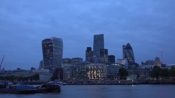 Αστικό τοπίο του Λονδίνου, θέα στο Επιχειρηματικό κέντρο, οικονομική συνοικία από τον ποταμό Τάμεση 4K — Αρχείο Βίντεο