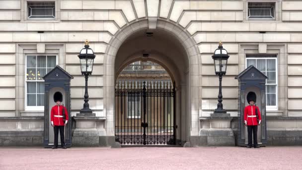 Palácio de Buckingham de Londres, Guarda Inglesa Armada Marchando e Guardando — Vídeo de Stock