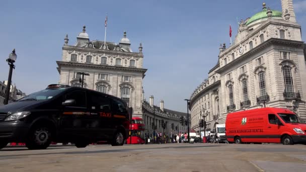 London Traffic a Piccadilly Circus, emberek turisták gyaloglás, Crossing Street — Stock videók