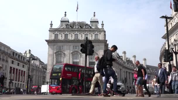 伦敦交通在皮卡迪利马戏团,人民游客步行,交叉街 — 图库视频影像