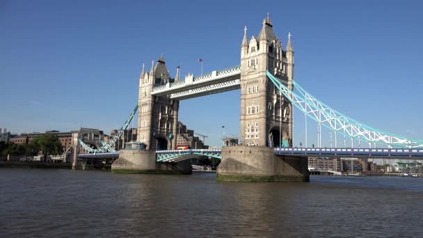 London Tower Bridge, Temze River View hajóval és hajókkal, Turisták Látogasson el az Egyesült Királyságba — Stock videók