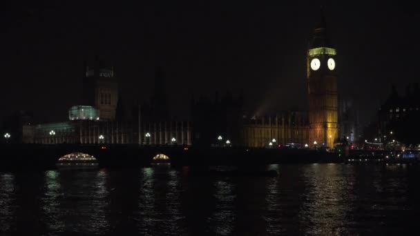 Londýnské Westminsterský palác, velký Ben View, těžká dopravní ulice s vozy taxislužby — Stock video