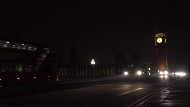 Londýnské Westminsterský palác, velký Ben View, těžká dopravní ulice s vozy taxislužby — Stock video
