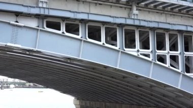 London Cityscape, Thames Nehri'nden Downtown View, Gemiler ve Tekneler Cruise Pov