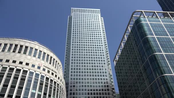 London Canary Wharf, kantoorgebouwen in Financial District, wolkenkrabbers — Stockvideo