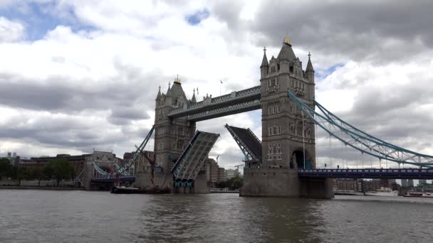London Tower Bridge, Tamiza widok ze statkiem i łodzi, turyści odwiedzić — Wideo stockowe