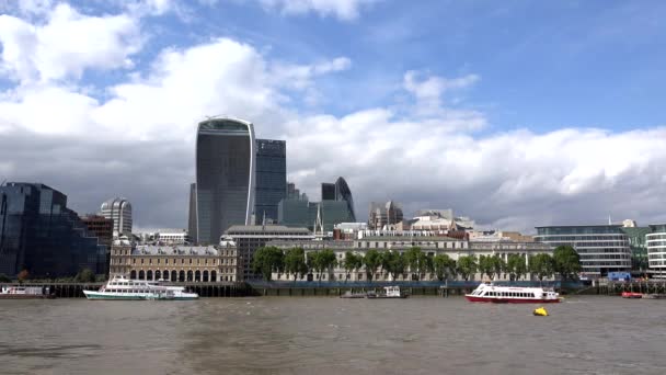London pénzügyi negyed városkép, Business Center, csónakok a Temze folyón — Stock videók