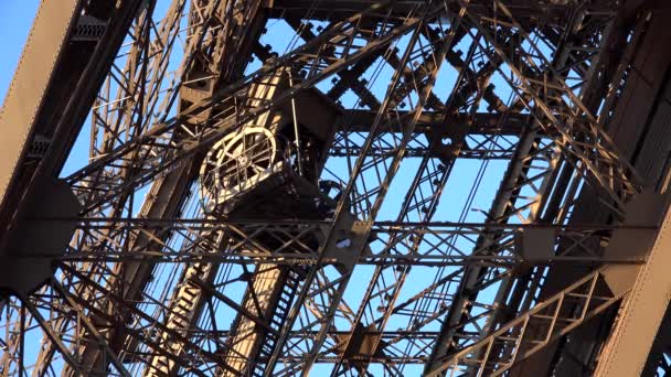 Paris Eiffel Tower Attraction Closeup View Tourists People Traveling Visiting — Stock Video