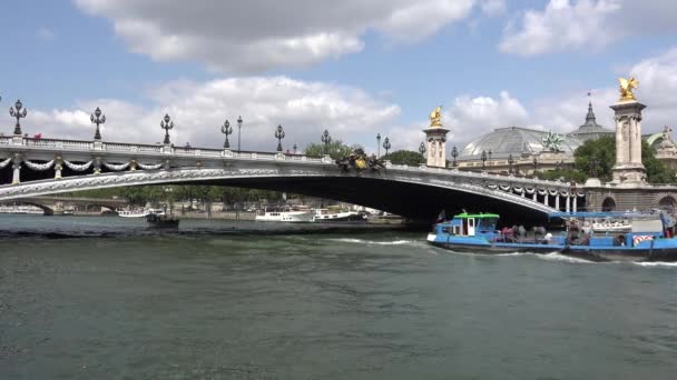 Seine River Paris, människor turister båtar resa i solnedgången, fartyg Trip — Stockvideo