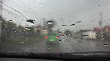Yağmurda araba, yol, otoyol, yağmur damla ağır fırtına şehirde trafik