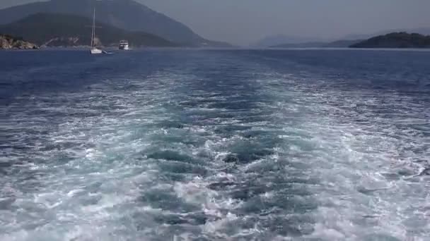 Cruzeiro Ferry Sailing Sea Trip barco Wake, ondas espumosas viajando para a praia 4K — Vídeo de Stock