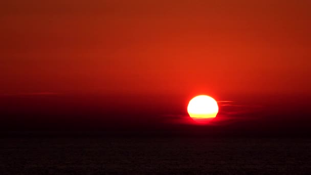 Морской пляж заката, восход солнца на берегу моря, океан на закате летом, свет — стоковое видео