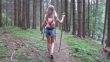 Ormanda Yürüyen Çocuk, Dağlarda Çocuk, Kamp Macerasında Oynayan Kız