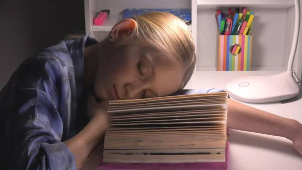Dormire bambino, Ritratto ragazza occhi stanchi Studiare, Lettura, Biblioteca per l'apprendimento dei bambini — Foto Stock