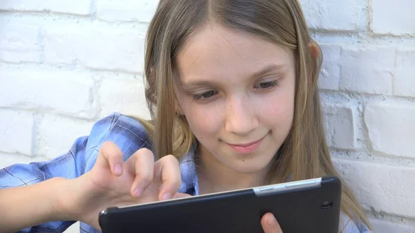 Enfant Jouer Tablette, Enfant Smartphone, Fille Lecture de messages Parcourir Internet — Photo