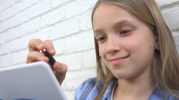 Niño que escribe, estudia, niño pensativo, estudiante pensativo que aprende colegiala — Foto de Stock