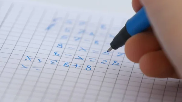 Niño que escribe, estudia, niño pensativo, estudiante pensativo que aprende colegiala — Foto de Stock