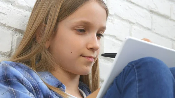Criança Escrevendo, Estudando, Criança pensativa, Estudante Pensivo Aprendendo Schoolgirl — Fotografia de Stock