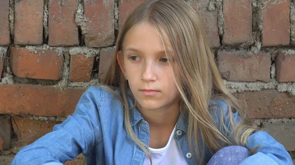 Szomorú gyermek, nem játszik egyedül Kid, boldogtalan gondolkodó lány szabadban Park — Stock Fotó