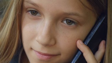 Akıllı Telefonda Konuşan Çocuk, Akıllı Telefon Kullanan Çocuk, Parkta Açık Havada Oynayan Kız