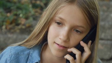 Akıllı Telefonda Konuşan Çocuk, Akıllı Telefon Kullanan Çocuk, Parkta Açık Havada Oynayan Kız