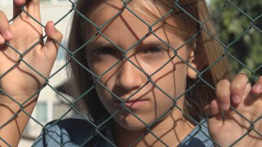 Üzgün Çocuk Terk, Hasta Mutsuz Stray Girl Kız Depresif, Kız Oynamıyor