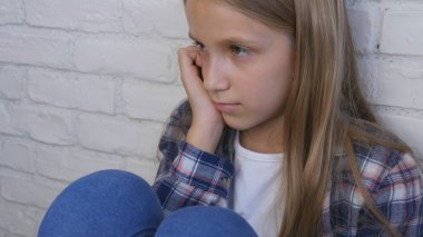 Üzgün çocuk, mutsuz çocuk, depresyon, hasta hasta kız vurguladı düşünceli kişi