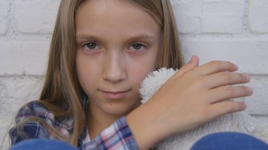 Üzgün çocuk, mutsuz çocuk, depresyon, hasta hasta kız vurguladı düşünceli kişi