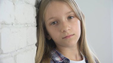 Üzgün çocuk, mutsuz çocuk, depresyon, hasta hasta kız vurguladı düşünceli kişi