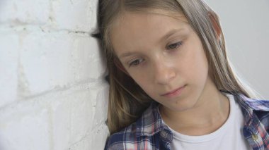 Üzgün çocuk, mutsuz çocuk, depresyon, hasta hasta kız vurguladı düşünceli kişi
