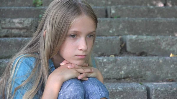 Niño triste, no jugar solo, niña desdichada pensativa al aire libre en el parque — Foto de Stock