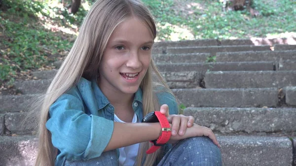 Smart Watch, barn som använder SmartWatch utomhus i parken, Kid Talking på smartphone — Stockfoto