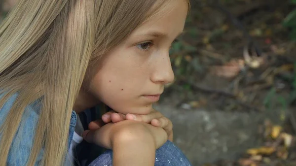 슬픈 아이, 혼자 놀지 않는 아이, 공원에서 야외에서 불행한 사려 깊은 소녀 — 스톡 사진