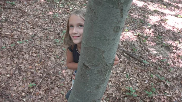 Criança na Floresta, Criança Brincando na Natureza, Garota em Aventura Ao Ar Livre Atrás de uma Árvore — Fotografia de Stock