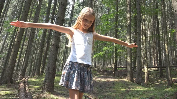 Criança em Floresta Caminhando Árvore Log Kid Jogando Camping Adventure Girl Outdoor Wood — Fotografia de Stock