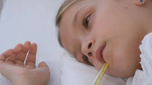 Criança doente na cama, Ill Kid com termômetro, Menina no hospital, Medicina de comprimidos — Fotografia de Stock
