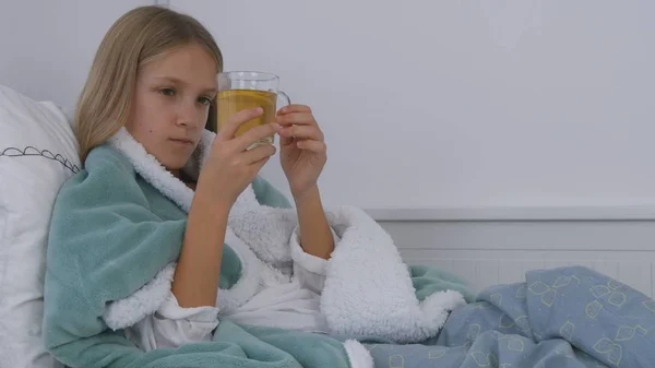 Krankes Kind trinkt Tee, krankes Kind im Bett, leidendes Mädchen, Patient im Krankenhaus — Stockfoto