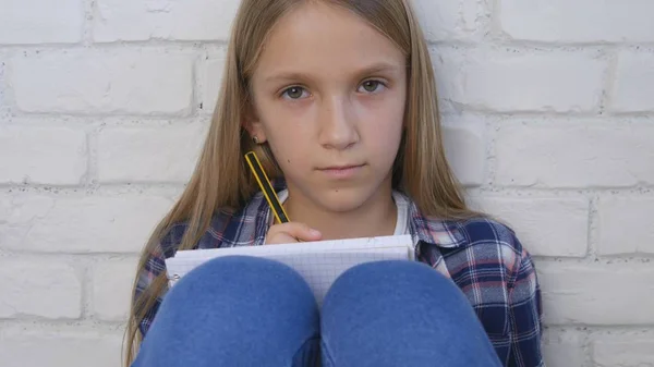 Kind Schrijven, Studeren, Bedachtzame Kid, Pensive Student Learning Schoolmeisje — Stockfoto