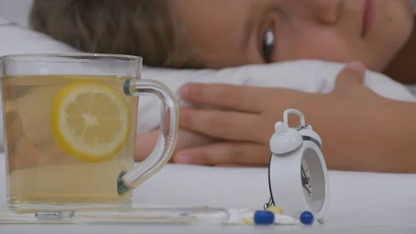 Chore dziecko do picia herbaty, chory dziecko w łóżku, cierpienia dziewczyny, pacjent w szpitalu — Zdjęcie stockowe