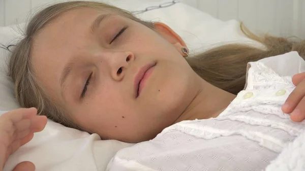 Criança doente dormindo na cama, Ill Kid, menina no hospital medicina pílula — Fotografia de Stock