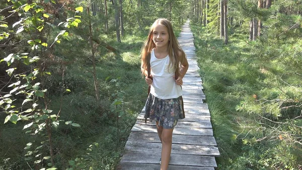 Criança Caminhando na Floresta, Criança nas Montanhas, Garota Jogando em Aventura Camping — Fotografia de Stock