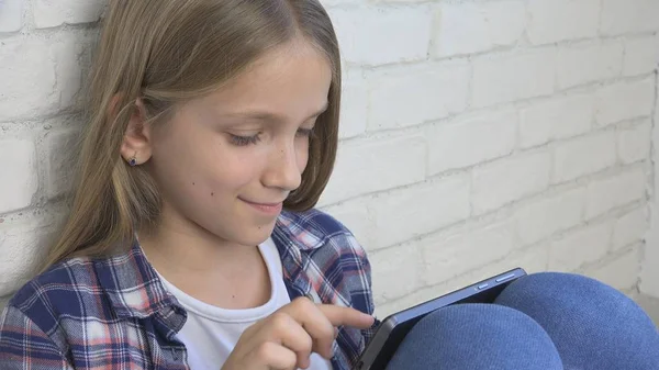 Dziecko odtwarzanie tablet, Kid smartphone, Dziewczyna czytanie wiadomości na telefon internetowy — Zdjęcie stockowe