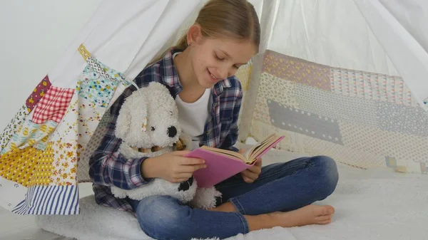 Dziecko czytanie, studiowanie w pokoju zabaw, grając na plac zabaw dla dzieci, dziecko uczące się dziecko — Zdjęcie stockowe