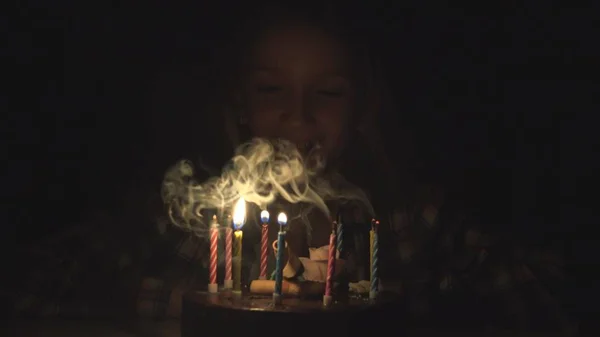 Barn födelsedagsfest blåser ljus i natten, barn-årsjubileum — Stockfoto