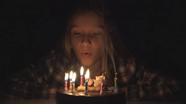 Fête d'anniversaire d'enfant soufflant des bougies dans la nuit, célébration d'anniversaire d'enfants — Photo