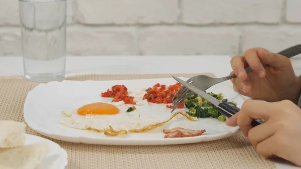 Los niños desayunan en la cocina, los niños comen huevos de comida saludable, las verduras de las niñas — Foto de Stock