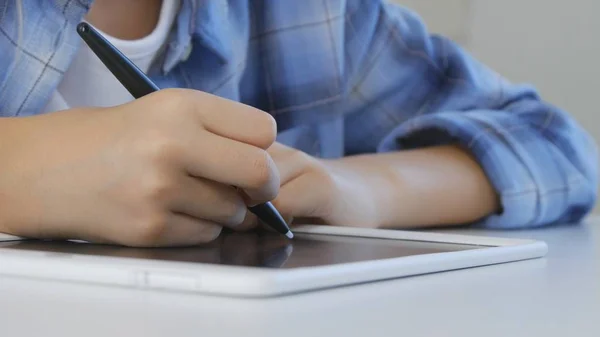 Niño que estudia en la tableta, Chica que escribe en la clase escolar, Aprendiendo haciendo tareas — Foto de Stock