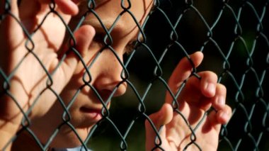 Üzgün Çocuk Terk Edilmiş, Hasta Mutsuz Çocuk Depresyonda, Kız Portresi Çalmıyor