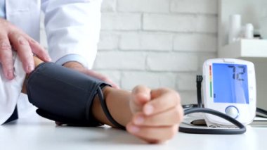 Tonometre Kan Basıncını Ölçüyor, Hasta Çocuk, Doktor Danışmanlık