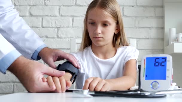 Tonómetro Medición de la presión arterial, Enfermo, Doctor Consulting Kids — Vídeo de stock
